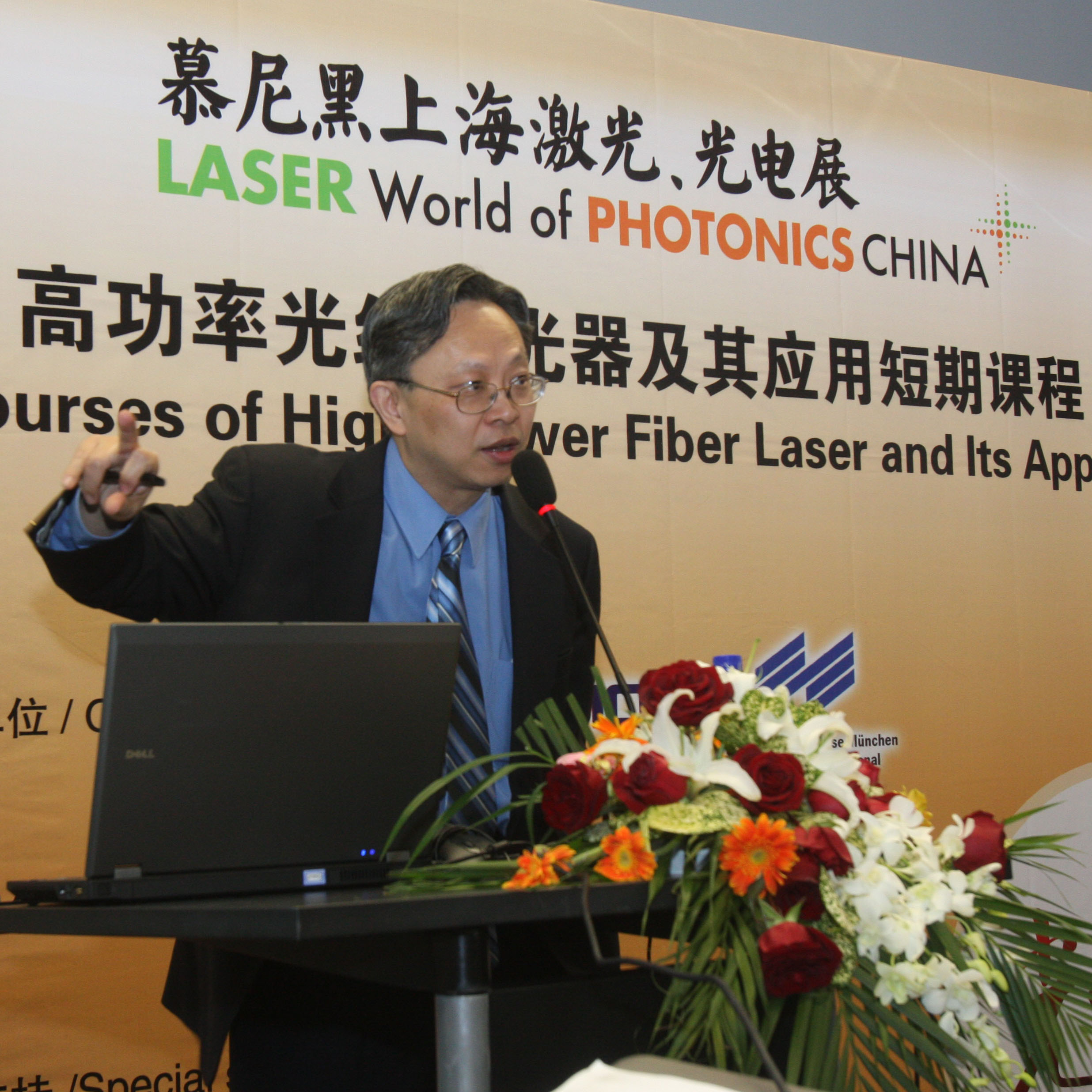 照片:2011年顾波博士授课中